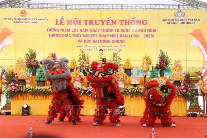 Múa lân tại lễ khai hội truyền thống chùa Nhẫm Dương. Ảnh: TTXVN phát