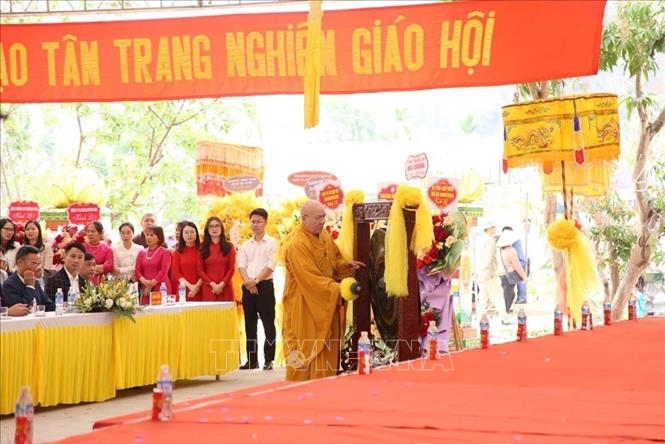 Hòa thượng Thích Quảng Tùng,Phó Chủ tịch Hội đồng trị sự, Trưởng Ban Từ thiện xã hội Trung ương Giáo hội Phật giáo Việt Nam thỉnh chiêng khai hội. Ảnh: TTXVN phát