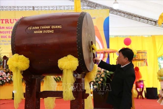 Ông Nguyễn Khắc Toản, Phó Chủ tịch HĐND tỉnh Hải Dương thực hiện nghi thức đánh trống khai hội. Ảnh: TTXVN phát 