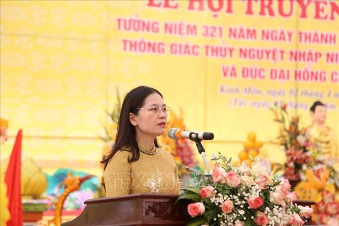 Bà Mạc Thị Huyền, Phó Chủ tịch UBND thị xã Kinh Môn đọc diễn văn khai hội. Ảnh: TTXVN phát