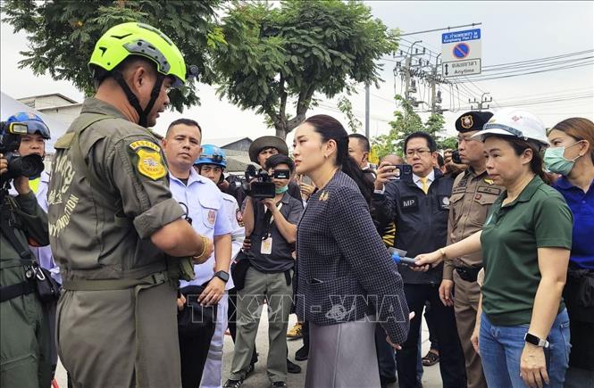 Thủ tướng Thái Lan Paetongtarn Shinawatra thị sát hiện trường vụ sập tòa nhà tại Bangkok, Thái Lan ngày 31/3/2025. Ảnh: Kyodo/TTXVN