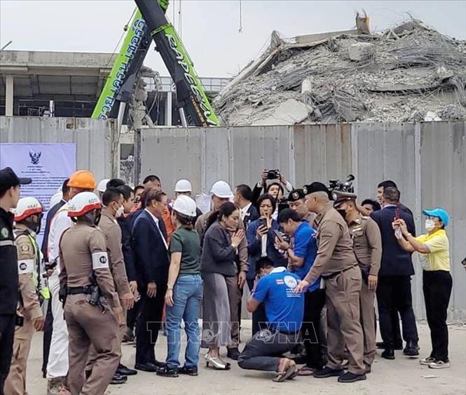 Thủ tướng Thái Lan Paetongtarn Shinawatra (giữa) thị sát hiện trường vụ sập tòa nhà tại Bangkok, Thái Lan ngày 31/3/2025. Ảnh: Kyodo/TTXVN