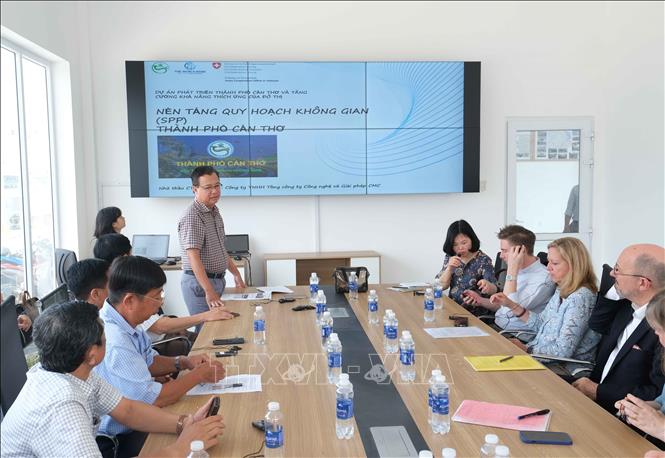 Đoàn công tác World Bank, Chính phủ Thụy Sĩ tham quan Nhà điều hành âu thuyền Cái Khế, quản lý hệ thống chống ngập của thành phố Cần Thơ. Ảnh: Thanh Liêm - TTXVN