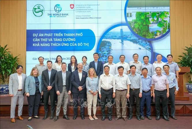 Đoàn công tác World Bank, Chính phủ Thụy Sĩ và lãnh đạo thành phố Cần Thơ chụp ảnh chung. Ảnh: Thanh Liêm - TTXVN