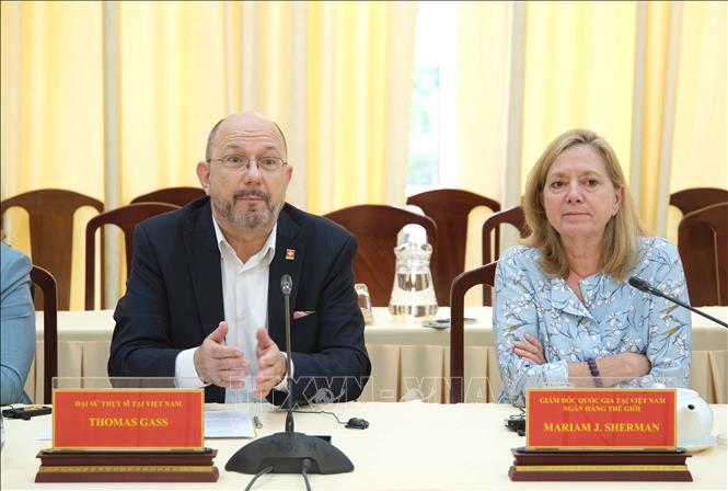 Đại sứ Thụy Sĩ tại Việt Nam Thomas Gass phát biểu tại buổi làm việc. Ảnh: Thanh Liêm - TTXVN