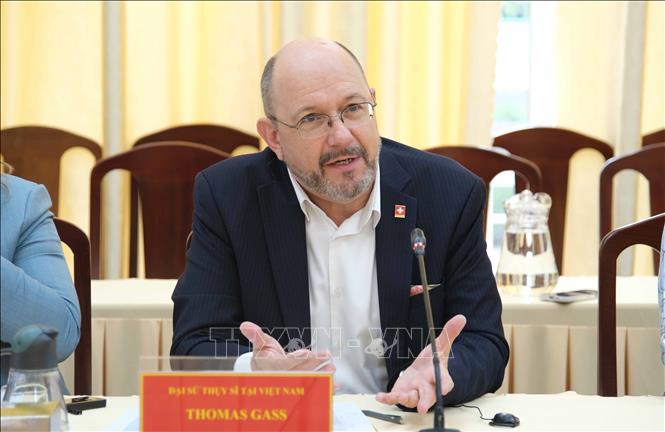 Đại sứ Thụy Sĩ tại Việt Nam Thomas Gass phát biểu tại buổi làm việc. Ảnh: Thanh Liêm - TTXVN