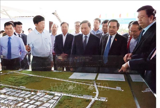 Phó Chủ tịch Quốc hội Nguyễn Khắc Định, Phó Thủ tướng Mai Văn Chính cùng lãnh đạo bộ, ngành trung ương tham quan mô hình Khu công nghiệp Dốc Đá Trắng. Anh: Tiên Minh - TTXVN