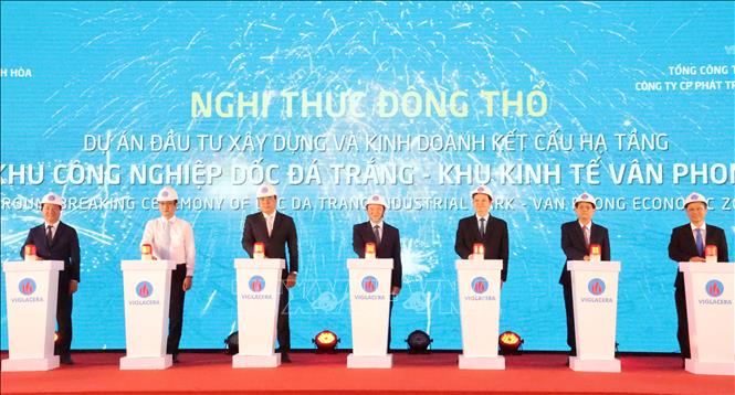 Các đồng chí lãnh đạo Trung ương và tỉnh Khánh Hòa thực hiện nghi thức khởi động xây dựng Khu công nghiệp Dốc Đá Trắng. Anh: Tiên Minh - TTXVN