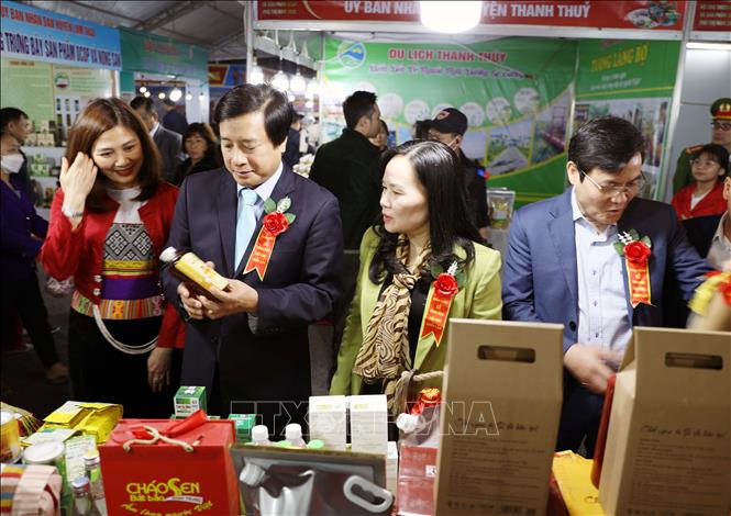 Phó Chủ tịch UBND tỉnh Phú Thọ Nguyễn Mạnh Sơn cùng đại biểu tham quan các gian trưng bày, giới thiệu sản phẩm OCOP. Ảnh: Tạ Toàn – TTXVN
