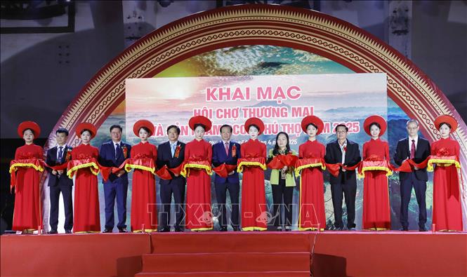 Lễ cắt băng khai mạc Hội chợ Thương mại và sản phẩm OCOP tỉnh Phú Thọ năm 2025. Ảnh: Tạ Toàn – TTXVN