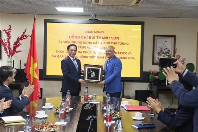 Phó Thủ tướng Chính phủ, Bộ trưởng Ngoại giao Bùi Thanh Sơn tặng quà ban lãnh đạo Tổ hợp Đa chức năng Hà Nội - Moskva (Incentra). Ảnh: Quang Vinh - PV TTXVN tại LB Nga
