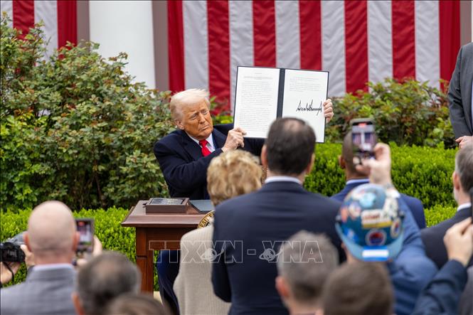 Tổng thống Mỹ Donald Trump ký sắc lệnh áp mức thuế đối ứng mới tại Nhà Trắng, ngày 2/4/2025. Ảnh: THX/TTXVN