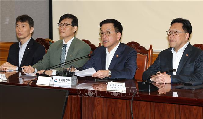Phó Thủ tướng kiêm Bộ trưởng Tài chính Hàn Quốc Choi Sang-mok (thứ 3, trái) trong cuộc họp về vấn đề tài chính và kinh tế vĩ mô tại Seoul, ngày 3/4/2025. Ảnh: YONHAP/TTXVN