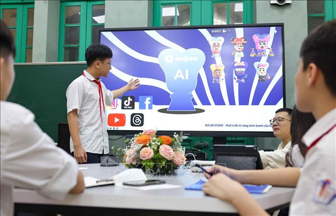 Nhóm dự án Bizlab Studio cùng nhau thảo luận để phát triển dự án... Ảnh: Thanh Tùng - TTXVN
