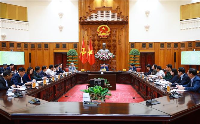 Thủ tướng Phạm Minh Chính chủ trì cuộc họp về mức áp thuế mới của Hoa Kỳ đối với hàng hoá nhập khẩu từ Việt Nam. Ảnh: Dương Giang-TTXVN 
