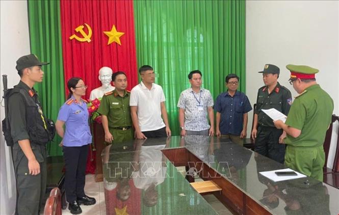 Cơ quan Cảnh sát điều tra thi hành quyết định khởi tố và bắt bị can Trịnh Huy Tùng (thứ 4, trái), Giám đốc Công ty TNHH đầu tư bất động sản PT Land. Ảnh: TTXVN phát 