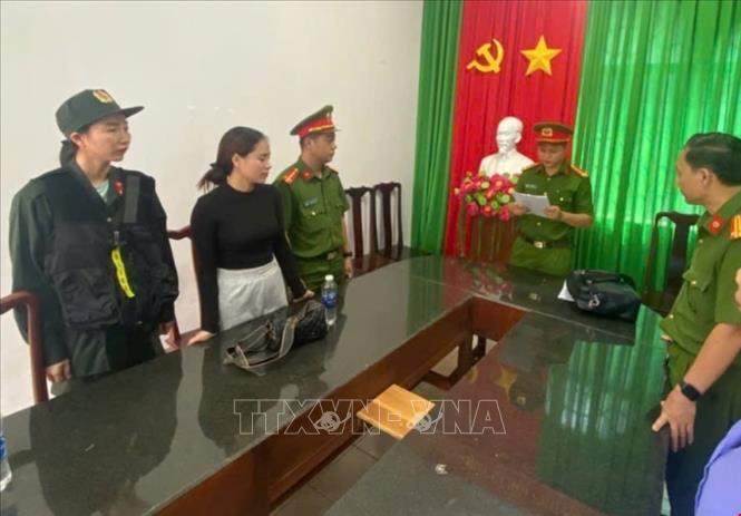 Cơ quan Cảnh sát điều tra thi hành quyết định khởi tố và bắt bị can Võ Thị Huyền Châu, Trưởng bộ phận đăng ký và cấp giấy chứng nhận tại Chi nhánh Văn phòng Đăng ký đất đai huyện Lộc Ninh. Ảnh: TTXVN phát