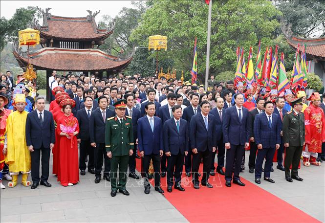 Bí thư Tỉnh ủy Phú Thọ Bùi Minh Châu cùng các đại biểu dâng hương tưởng niệm Đức Quốc Tổ Lạc Long Quân. Ảnh: Tạ Toàn – TTXVN