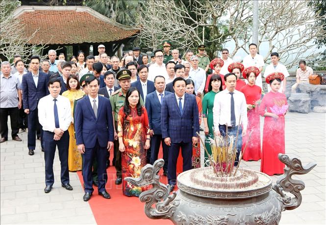 Phó Chủ tịch UBND tỉnh Phú Thọ Nguyễn Huy Ngọc cùng các đại biểu dâng hương tại đền Mẫu Âu Cơ. Ảnh: Tạ Toàn – TTXVN