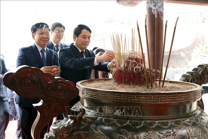 Các đại biểu dâng hương tưởng niệm Đức Quốc Tổ Lạc Long Quân. Ảnh: Tạ Toàn – TTXVN