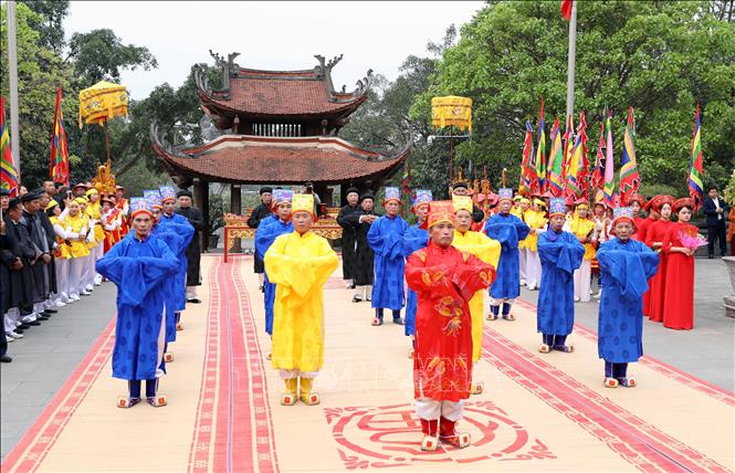 Đội tế lễ xã Chu Hóa (thành phố Việt Trì) thực hiện nghi thức tế lễ truyền thống tại đền thờ Đức Quốc Tổ Lạc Long Quân. Ảnh: Tạ Toàn – TTXVN