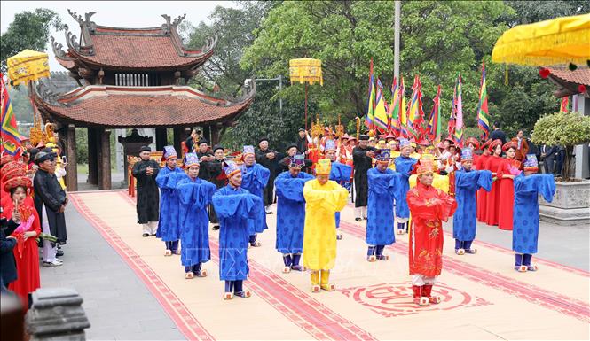 Đội tế lễ xã Chu Hóa (thành phố Việt Trì) thực hiện nghi thức tế lễ truyền thống tại đền thờ Đức Quốc Tổ Lạc Long Quân. Ảnh: Tạ Toàn – TTXVN