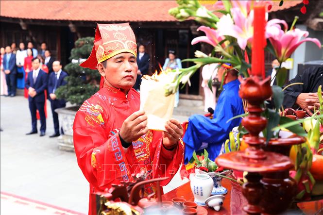 Chủ tế thực hiện nghi thức hóa sớ tại đền thờ Đức Quốc Tổ Lạc Long Quân. Ảnh: Tạ Toàn – TTXVN