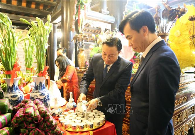 Phó Chủ tịch UBND tỉnh Phú Thọ Nguyễn Huy Ngọc làm lễ dâng hương tại đền Mẫu Âu Cơ. Ảnh: Tạ Toàn – TTXVN