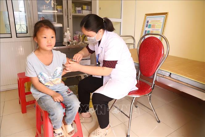 Tiêm vaccine phòng sởi cho trẻ từ 6-10 tuổi tại Trạm Y tế xã Vũ Minh, huyện Nguyên Bình. Ảnh: Chu Hiệu-TTXVN