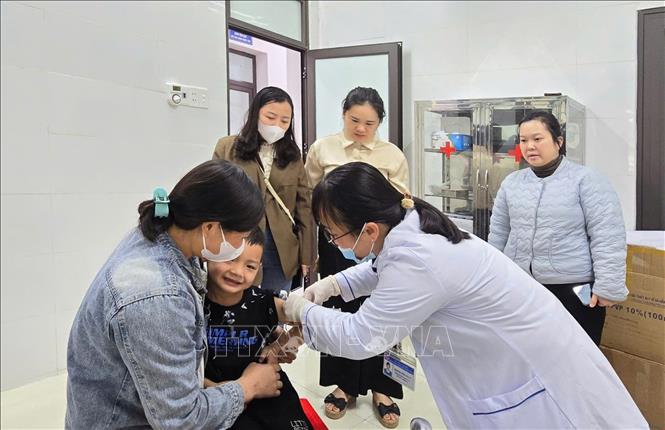 Tiêm vaccine phòng bệnh sởi cho trẻ từ 6-10 tuổi tại Trạm Y tế xã Cao Chương, huyện Trùng Khánh. Ảnh: Chu Hiệu-TTXVN