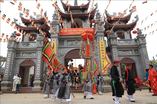 Nghi lễ rước các vị Tứ Pháp trong Lễ hội Cầu mưa. Ảnh: Mạnh Khánh-TTXVN