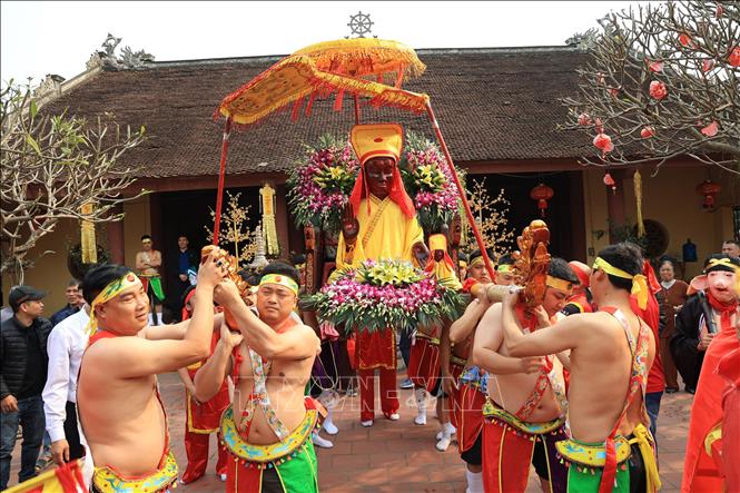 Nghi lễ rước các vị Tứ Pháp trong Lễ hội Cầu mưa. Ảnh: Mạnh Khánh-TTXVN