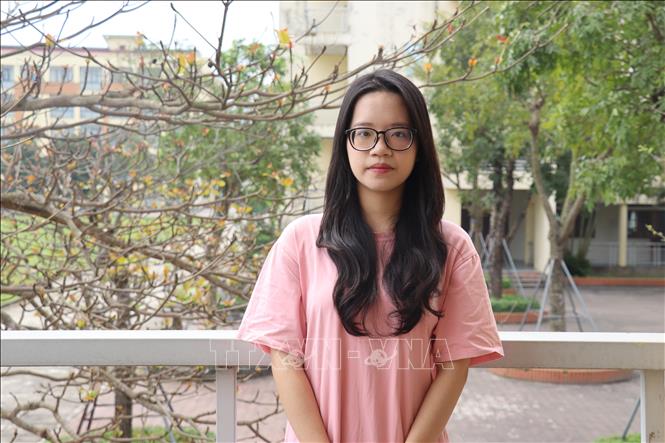 Nữ sinh Nguyễn Thị Diệu Anh, lớp 12 Anh1, Trường THPT Chuyên Hà Tĩnh đã xuất sắc giành số điểm tuyệt đối 1600/1600; đây là mức điểm tối đa, thuộc nhóm rất hiếm trên toàn thế giới. Ảnh: Hoàng Ngà - TTXVN