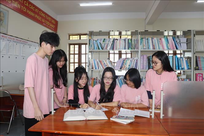 Ngoài thành tích học tập, Diệu Anh còn là Phó Chủ tịch CLB BoNE - tổ chức từ thiện và phát triển văn hóa đọc ở Trường THPT Chuyên Hà Tĩnh. Ảnh: Hoàng Ngà - TTXVN