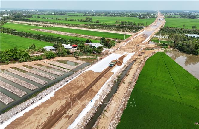 Cao tốc Cao Lãnh - An Hữu thành phần 1 dài 16 km qua địa bàn huyện Cao Lãnh (Đồng Tháp). Ảnh: Hồng Đạt - TTXVN
