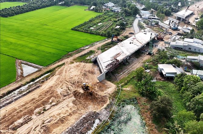 Cao tốc Cao Lãnh - An Hữu thành phần 1 hiện hoàn thành trên 57% tiến độ. Ảnh: Hồng Đạt - TTXVN
