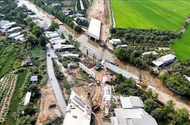 Công trường thi công gia tải giai đoạn 1 dự án cao tốc Cao Lãnh - An Hữu thành phần 1. Ảnh: Hồng Đạt - TTXVN
