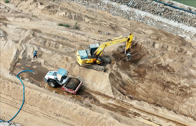 Cao tốc Cao Lãnh - An Hữu thành phần 1 đang được khẩn trương thi công, tăng ca làm việc đến 23 giờ hằng ngày, bố trí 5 mũi thi công nhằm đẩy nhân tiến độ. Ảnh: Hồng Đạt - TTXVN

