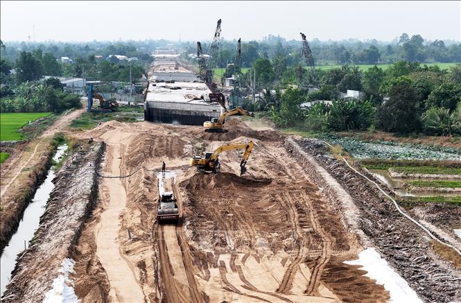 Cao tốc Cao Lãnh - An Hữu thành phần 1 được khẩn trương thi công, tăng ca làm việc đến 23 giờ hằng ngày, với 5 mũi thi công nhằm đẩy nhân tiến độ. Ảnh: Hồng Đạt - TTXVN
