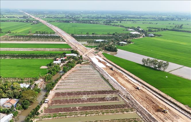 Cao tốc Cao Lãnh - An Hữu thành phần 1 dự kiến cuối năm 2025 sẽ hoàn thành, đưa vào khai thác. Ảnh: Hồng Đạt - TTXVN
