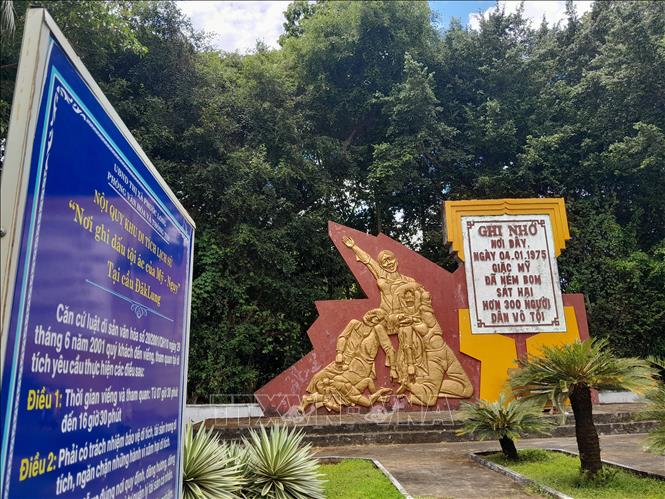 Khu di tích lịch sử, nơi ghi dấu tội ác của Mỹ-Ngụy ném bom sát hại hơn 300 người dân vô tội. Ảnh: K GỬIH-TTXVN