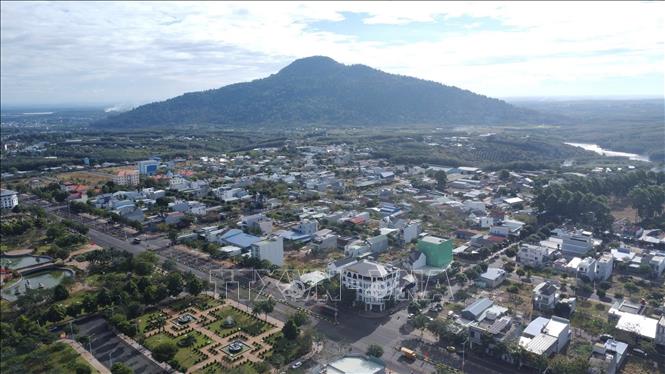 Trung tâm hành chính thị xã Phước Long được bố trí xây dựng cách núi Bà Rá hơn 2km. Ảnh: K GỬIH-TTXVN