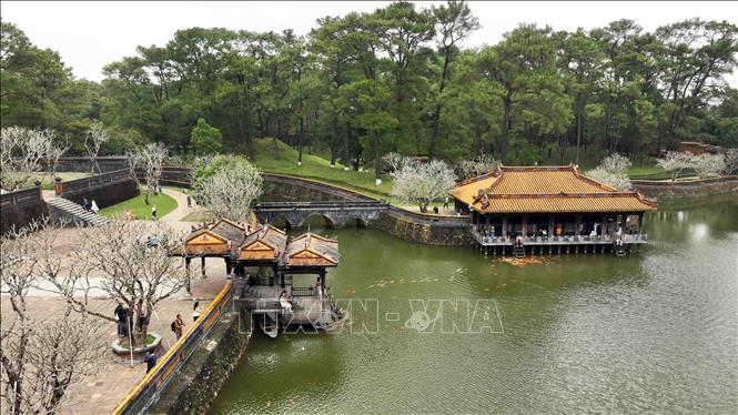 Lăng Tự Đức (Khiêm Lăng) được xây dựng nằm bên phải đồi Cảnh Vọng thuộc thôn Thủy Ba, phường Thủy Xuân, thành phố Huế đây là điểm đến của du khách khi đến với cố đô Huế. Ảnh: Vũ Sinh – TTXVN