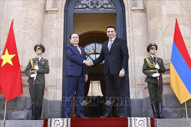 Chủ tịch Quốc hội Armenia Alen Simonyan đón Chủ tịch Quốc hội Trần Thanh Mẫn. Ảnh: Doãn Tấn – TTXVN