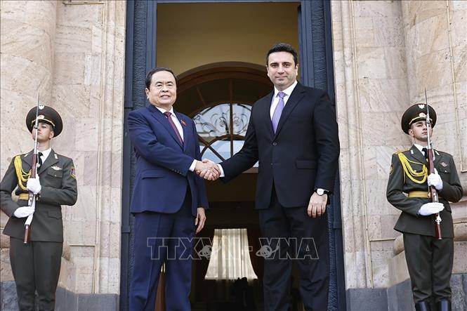 Chủ tịch Quốc hội Armenia Alen Simonyan đón Chủ tịch Quốc hội Trần Thanh Mẫn. Ảnh: Doãn Tấn – TTXVN