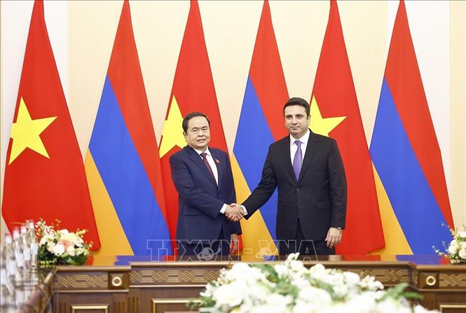 Chủ tịch Quốc hội Trần Thanh Mẫn và Chủ tịch Quốc hội Armenia Alen Simonyan chụp ảnh chung. Ảnh: Doãn Tấn – TTXVN
