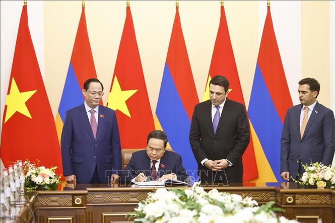 Chủ tịch Quốc hội Trần Thanh Mẫn viết lưu bút tại Nhà Quốc hội Armenia. Ảnh: Doãn Tấn – TTXVN
