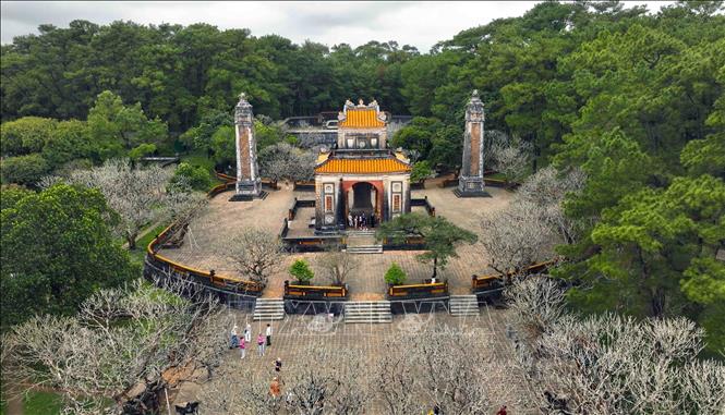 Lăng Tự Đức (Khiêm Lăng) được xây dựng nằm bên phải đồi Cảnh Vọng thuộc thôn Thủy Ba, phường Thủy Xuân, thành phố Huế đây là điểm đến của du khách khi đến với cố đô Huế. Ảnh: Vũ Sinh – TTXVN