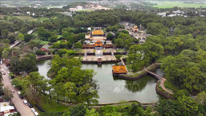 Lăng Tự Đức (Khiêm Lăng) được xây dựng nằm bên phải đồi Cảnh Vọng thuộc thôn Thủy Ba, phường Thủy Xuân, thành phố Huế đây là điểm đến của du khách khi đến với cố đô Huế. Ảnh: Vũ Sinh – TTXVN