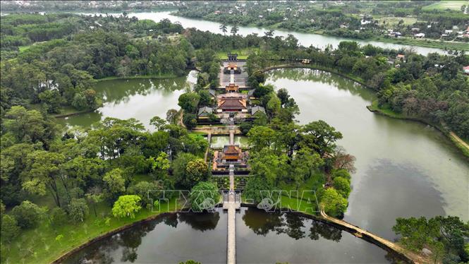 Lăng Minh Mạng (Hiếu Lăng), tọa lạc trên ngọn núi Cẩm Kê, xã Hương Thọ, thị xã Hương Trà, đây là điểm đến của du khách khi đến với cố đô Huế. Ảnh: Vũ Sinh – TTXVN